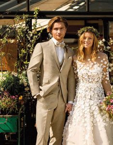 pan młody w garniturze ślubnym, w kamizelce, w muszce, w koszuli białej. Kolekcja Wilvorst Green Wedding 2024