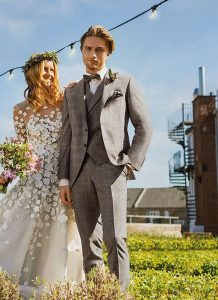 pan młody w garniturze ślubnym, w kamizelce, w muszce, w koszuli białej. Kolekcja Wilvorst Green Wedding 2024
