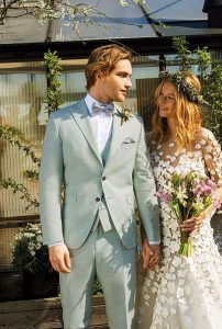 pan młody w garniturze ślubnym, w kamizelce, w muszce, w koszuli białej. Kolekcja Wilvorst Green Wedding 2024