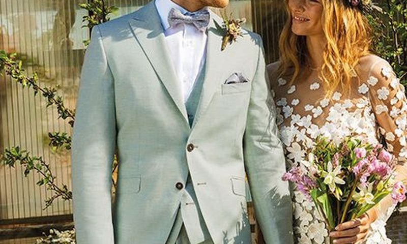 pan młody w garniturze ślubnym, w kamizelce, w muszce, w koszuli białej. Kolekcja Wilvorst Green Wedding 2024